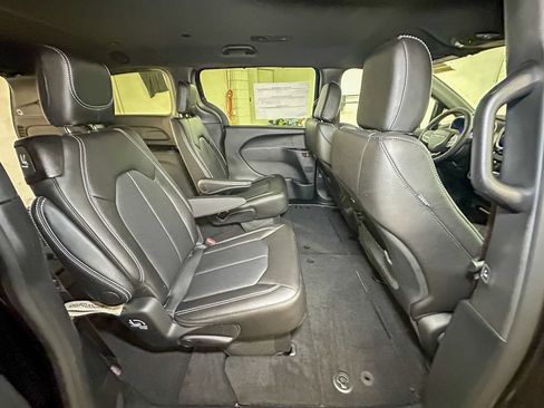 New 2027 Chrysler Pacifica Select AWD/4WD image 4
