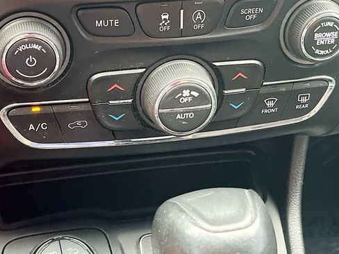 Used 2020 Jeep Cherokee Trailhawk AWD/4WD image 15