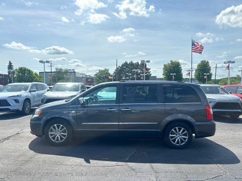 Used 2014 Chrysler Town & Country Touring-L FWD image 8