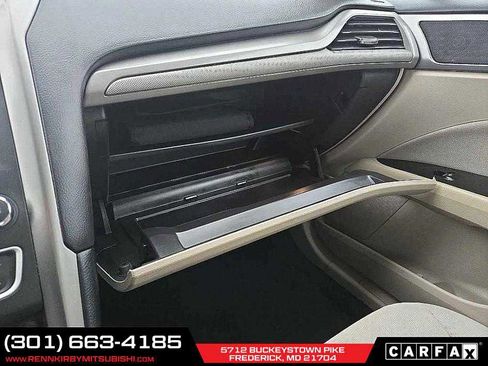 Used 2017 Ford Fusion SE w/ Fusion SE Technology Package image 27