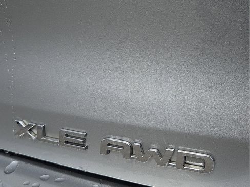 Used 2021 Toyota Highlander XLE image 8