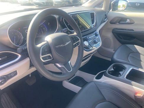 Used 2024 Chrysler Pacifica Touring-L FWD image 18