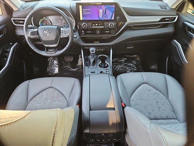 Used 2023 Toyota Highlander Bronze Edition FWD image 24