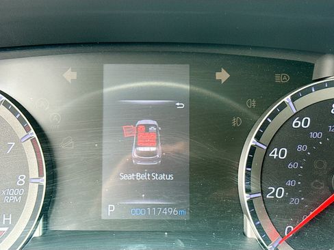 Used 2020 Toyota Highlander LE FWD image 40