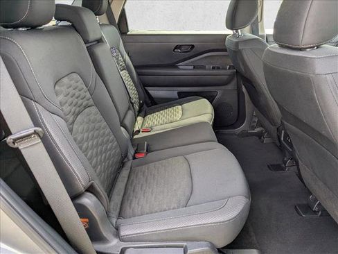 Used 2025 Nissan Pathfinder SV image 19