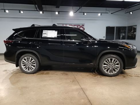 New 2026 Toyota Highlander Platinum AWD/4WD image 8