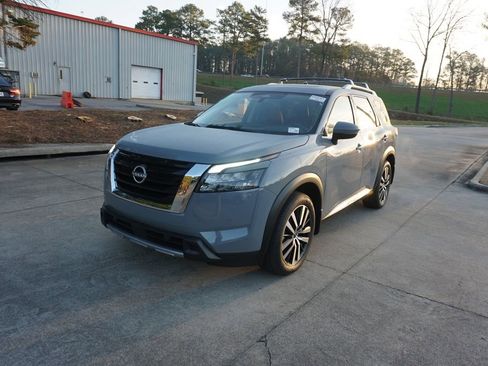 Used 2025 Nissan Pathfinder Platinum image 27