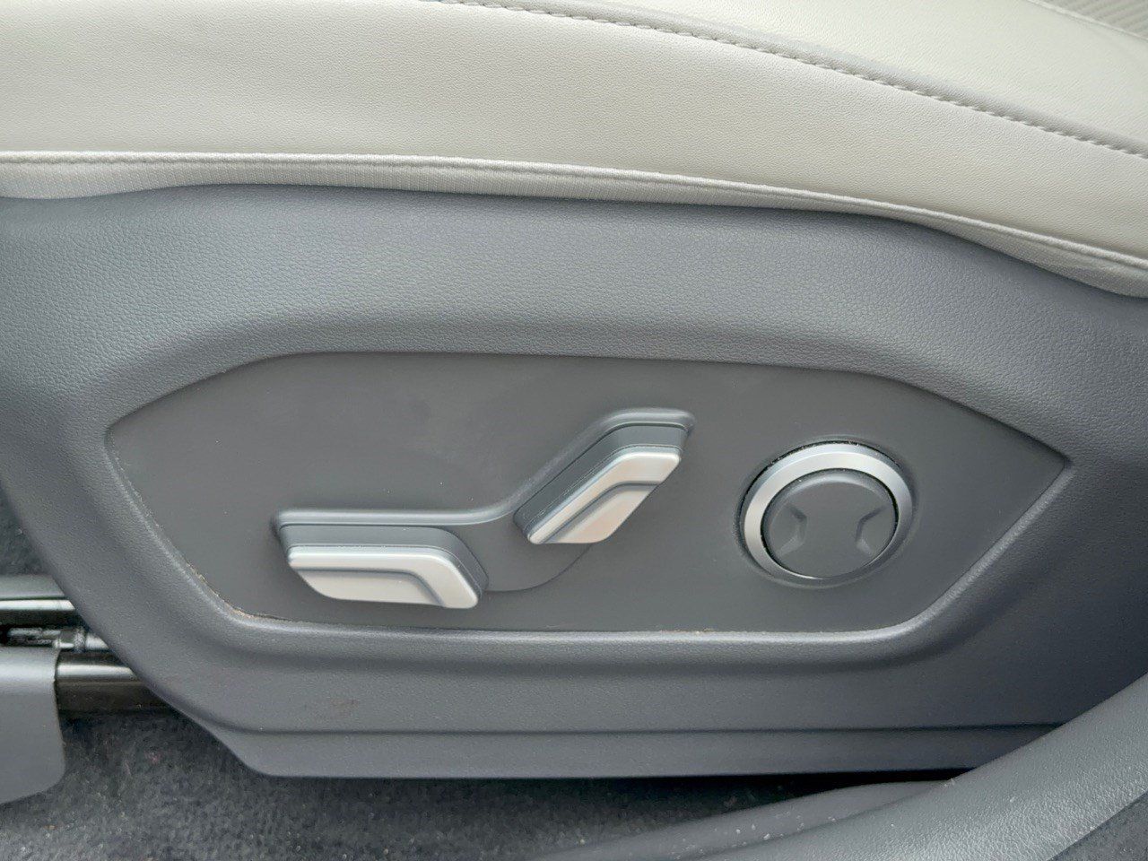 Used 2025 Hyundai Santa Fe SEL FWD image 16