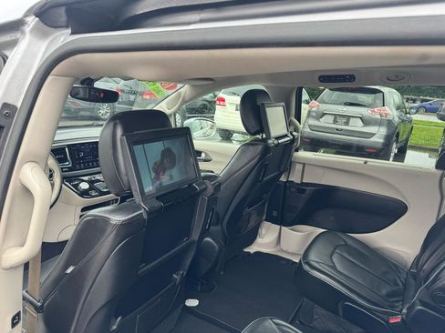 Used 2018 Chrysler Pacifica Limited FWD image 17