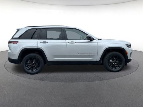 Used 2025 Jeep Grand Cherokee Altitude AWD/4WD image 7