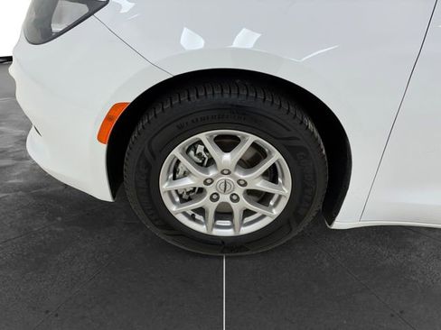 Used 2024 Chrysler Voyager LX FWD image 9