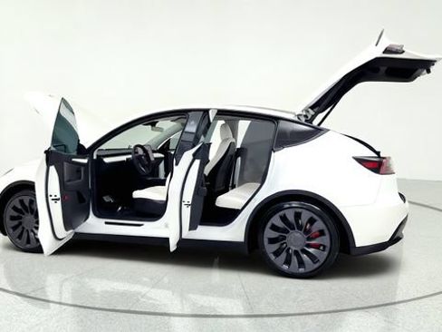 Used 2024 Tesla Model Y Performance AWD/4WD image 15