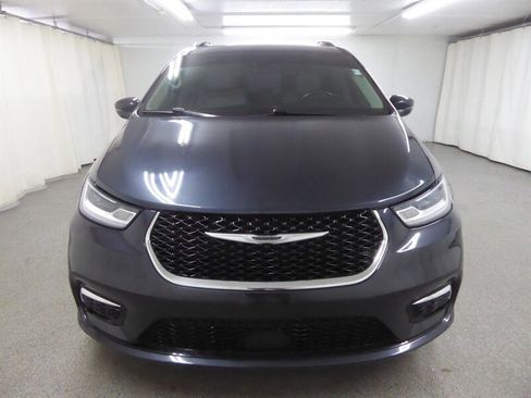 Used 2021 Chrysler Pacifica Touring-L FWD image 2