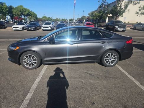 Used 2017 Ford Fusion SE FWD image 4