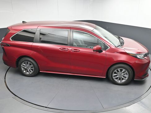 Used 2021 Toyota Sienna LE image 34