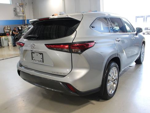 Used 2021 Toyota Highlander Limited AWD/4WD image 29