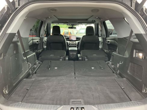 Used 2021 Ford Explorer XLT w/ Equipment Group 202A AWD/4WD image 13