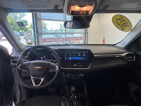 Used 2025 Chevrolet TrailBlazer LT w/ Convenience Package AWD/4WD image 5