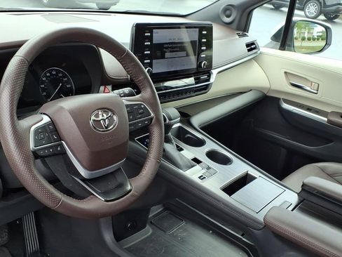 Used 2022 Toyota Sienna Platinum FWD image 11