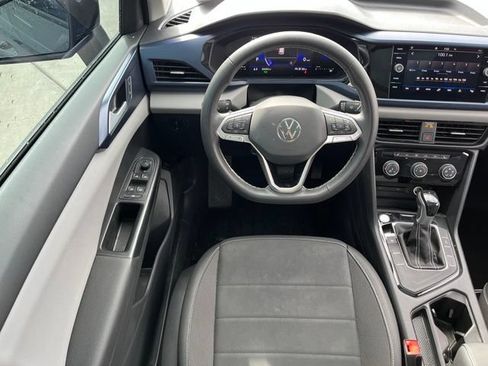 Used 2023 Volkswagen Taos SE w/ Panoramic Sunroof Package FWD image 12