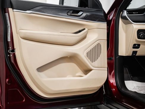 New 2025 Jeep Grand Cherokee Limited w/ Luxury Tech Group II image 39