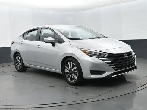 Used 2025 Nissan Versa SV FWD image 2