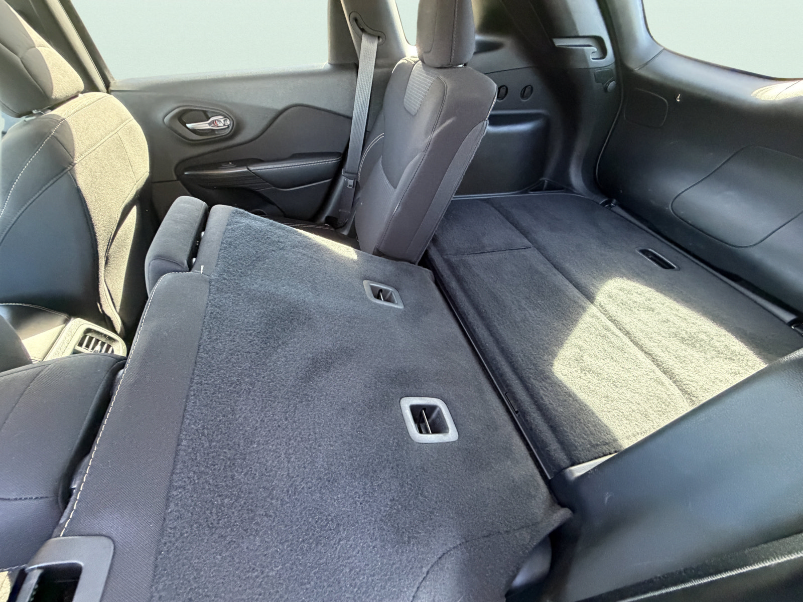 Used 2015 Jeep Cherokee Latitude FWD image 11