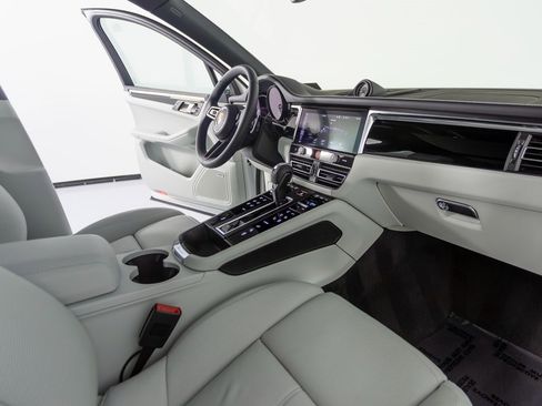 New 2026 Porsche Macan image 25