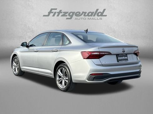 Used 2024 Volkswagen Jetta SE image 8