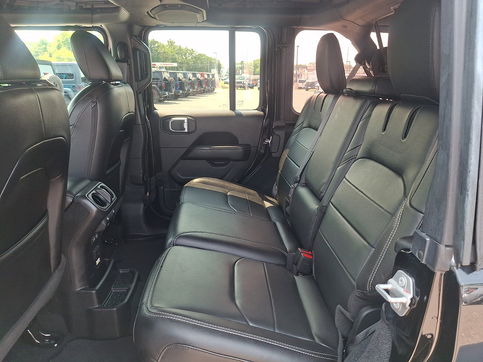 Used 2023 Jeep Wrangler Unlimited Sahara AWD/4WD image 10