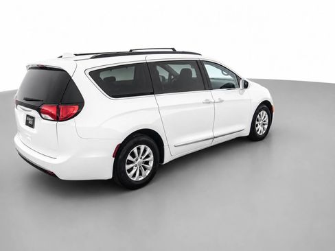 Used 2017 Chrysler Pacifica Touring-L FWD image 5