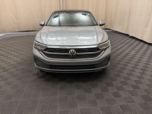 Used 2023 Volkswagen Jetta SE image 2
