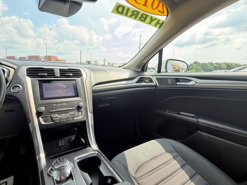 Used 2019 Ford Fusion SE FWD image 15