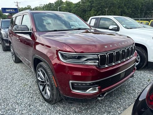 Used 2024 Jeep Wagoneer Series III w/ Premium Group I AWD/4WD image 2