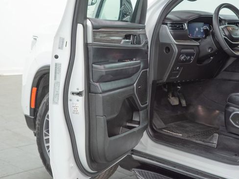 Used 2024 Jeep Wagoneer L Series II w/ Flexible Seating Group RWD image 7