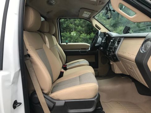 Used 2016 Ford F550 2WD Regular Cab Super Duty image 51