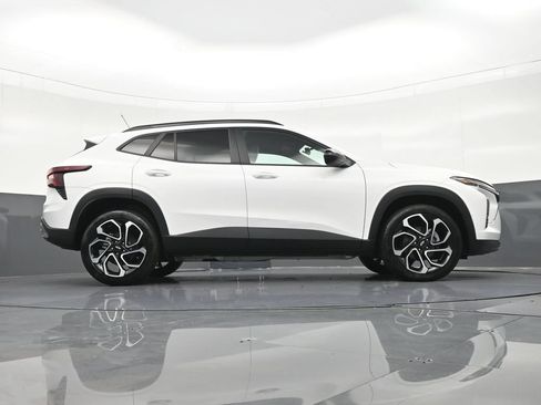 Used 2025 Chevrolet Trax RS FWD image 33