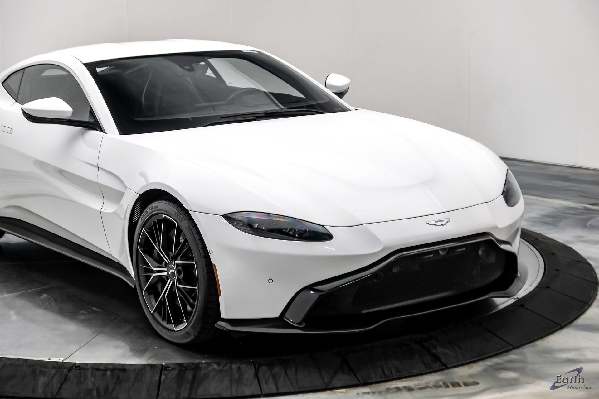 Used 2022 Aston Martin V8 Vantage Coupe RWD image 32