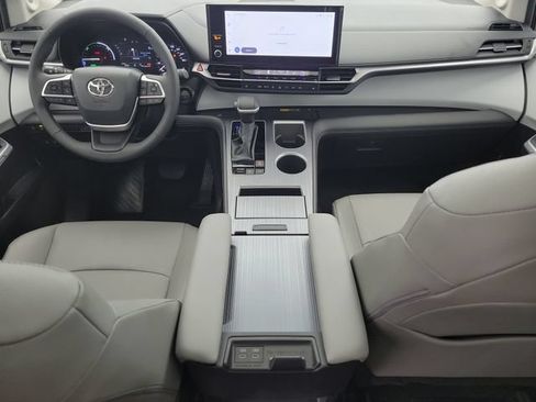 Used 2025 Toyota Sienna XLE w/ XLE Plus Package FWD image 16