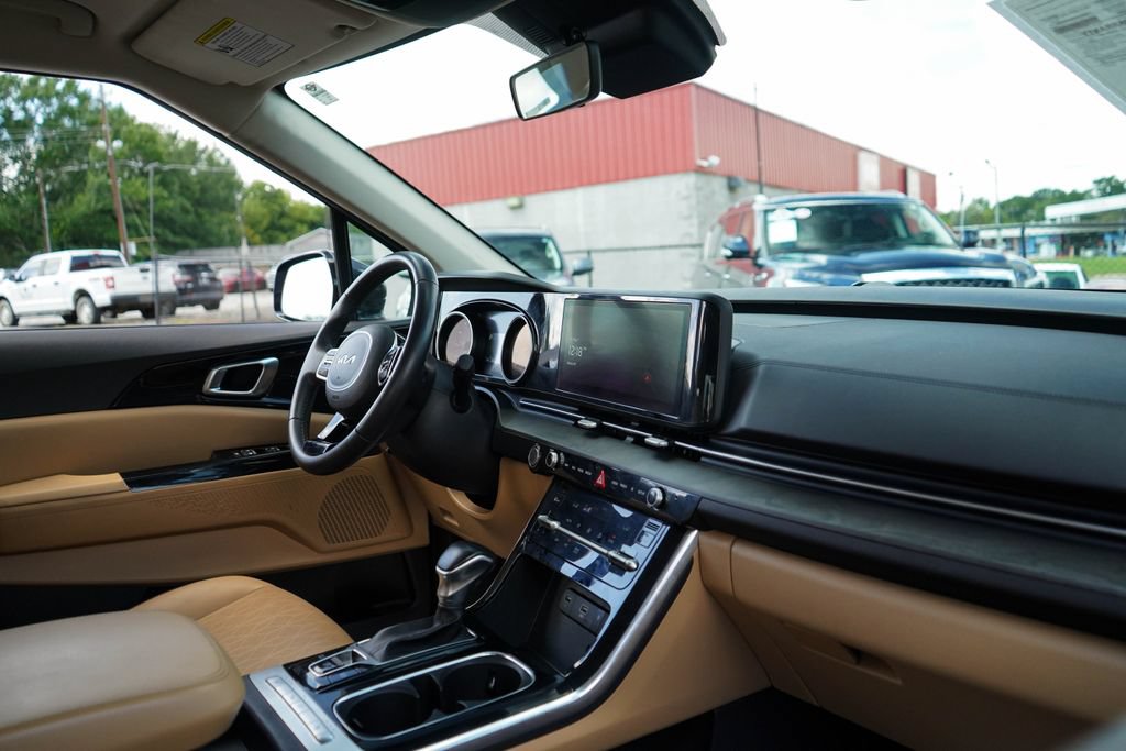 Used 2024 Kia Carnival EX FWD image 13
