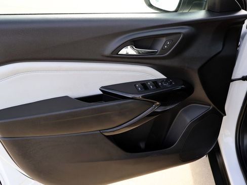 Used 2025 Chevrolet Trax LT w/ LT Convenience Package image 21