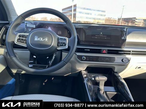 Certified 2025 Kia Sorento S w/ Panoramic Sunroof Package image 3