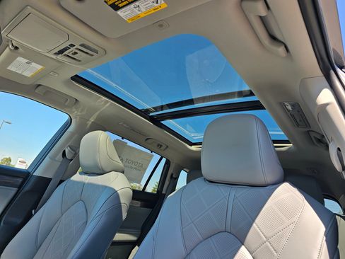New 2026 Toyota Highlander Platinum AWD/4WD image 9