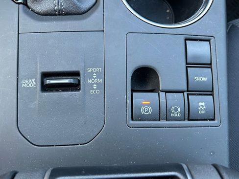 Used 2025 Toyota Highlander LE image 28