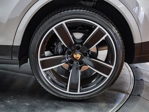 Used 2022 Porsche Cayenne Platinum Edition image 9
