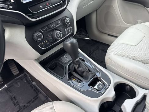 Used 2019 Jeep Cherokee Limited FWD image 21