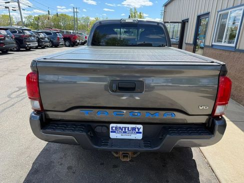 Used 2017 Toyota Tacoma TRD Sport w/ Tow Package AWD/4WD image 7