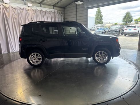 Used 2022 Jeep Renegade Latitude w/ Convenience Group AWD/4WD image 3