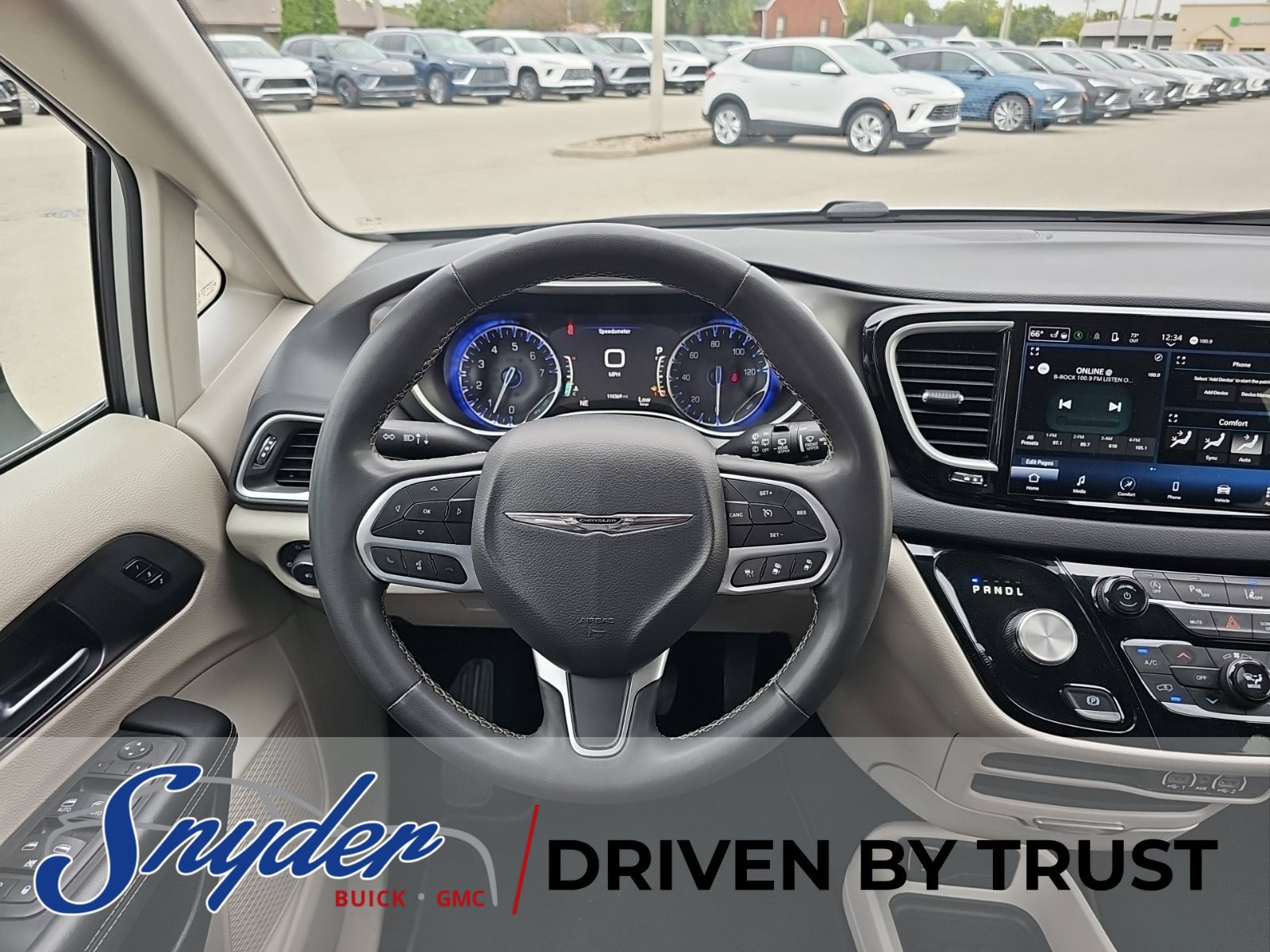 Used 2023 Chrysler Pacifica Touring-L FWD image 21