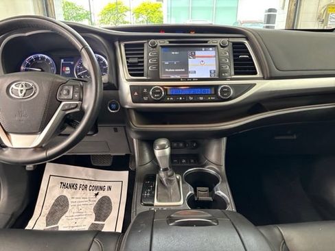 Used 2018 Toyota Highlander XLE AWD/4WD image 11